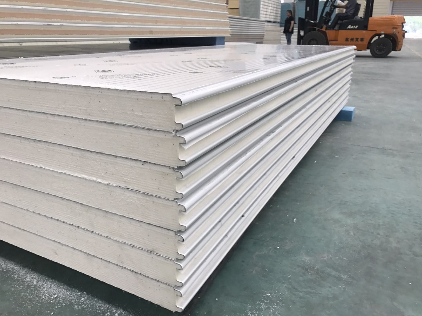 保溫板：冷庫在進(jìn)行保溫時(shí)材料怎樣來選擇？